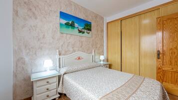 2 slaapkamers, een strijkplank/strijkijzer, beddengoed