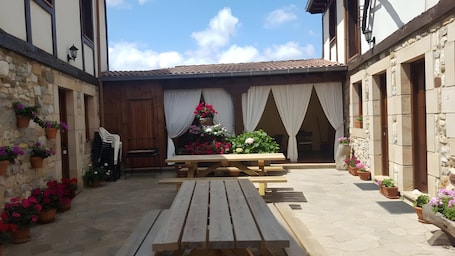Outdoor dining. Cozy Country House Valle Tosande 2 - Mountain Views & Wi-Fi