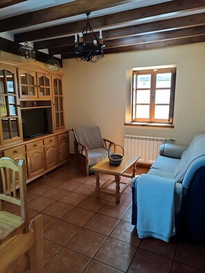 TV - Country House 'Valle Tosande 2' with Mountain View and Wi-Fi (Cantoral de la Peña)