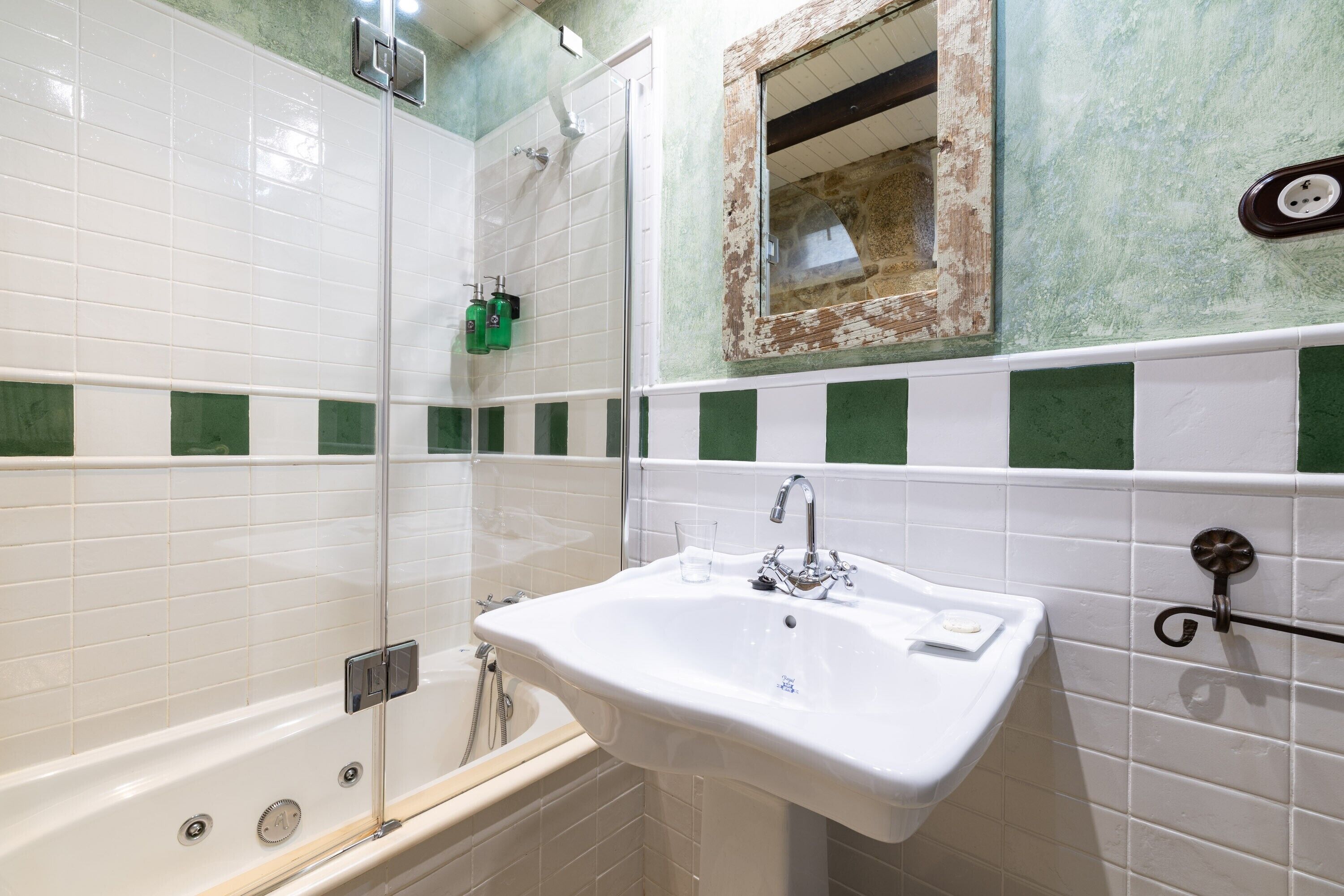 Une salle de bain avec une baignoire, un lavabo et une douche.