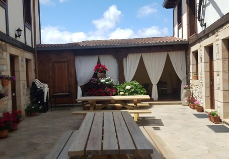 Outdoor dining. Cozy Country House Valle Tosande 3 - Mountain Views & Wi-Fi