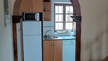 Een koelkast, een magnetron, een oven, een kookplaat