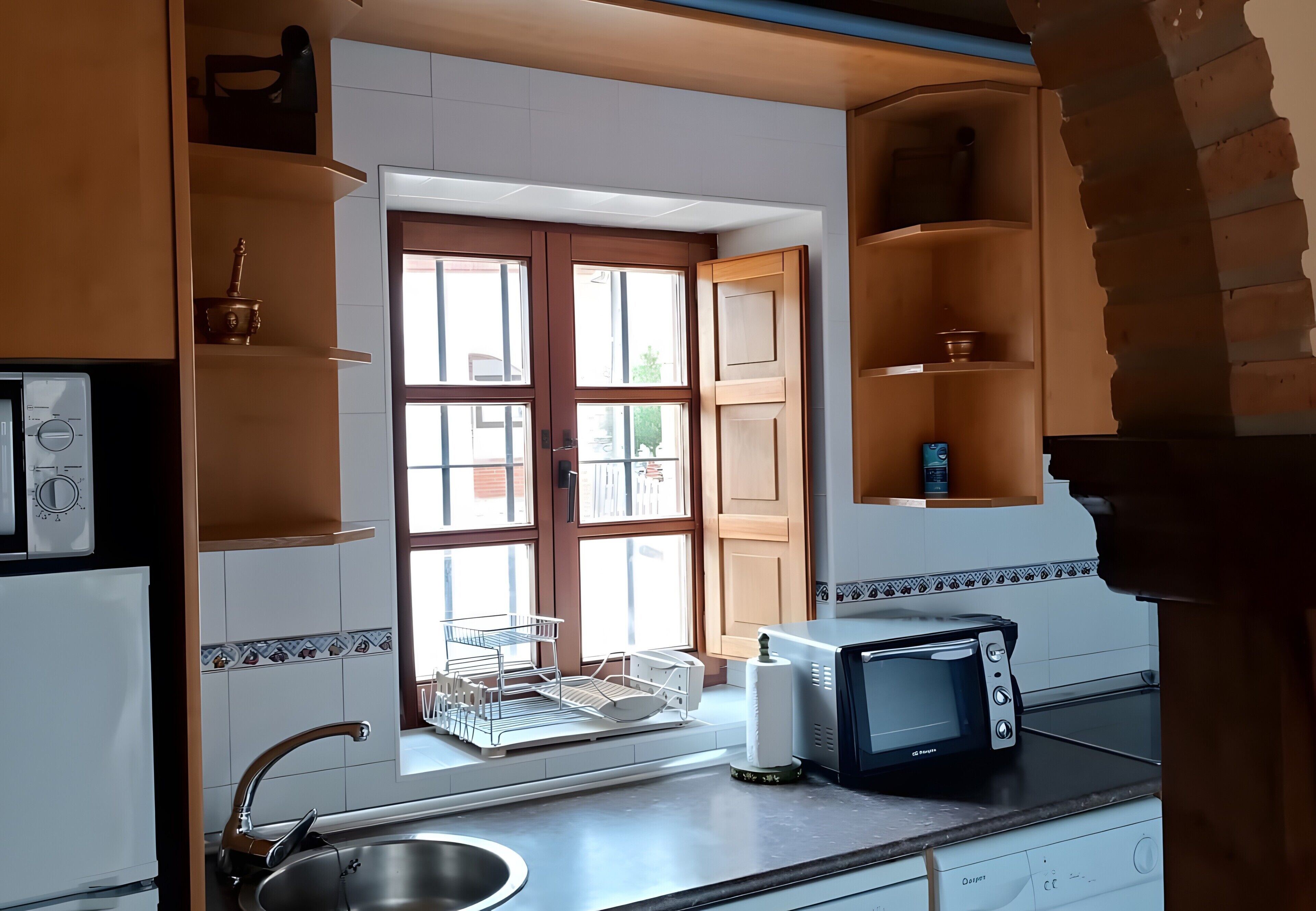 Jääkaappi, mikroaaltouuni, uuni, liesi