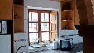 Jääkaappi, mikroaaltouuni, uuni, liesi