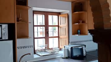 Een koelkast, een magnetron, een oven, een kookplaat