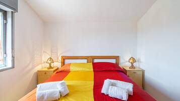 3 habitaciones, tabla de planchar con plancha y ropa de cama