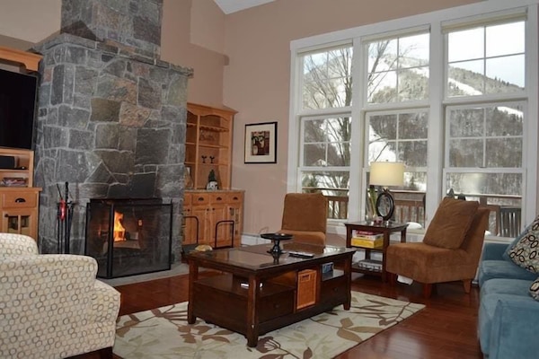 Luxurious slopeside retreat on Killington's Bear Mountain. Enjoy a stylish living space with breathtaking views and a cozy fireplace.