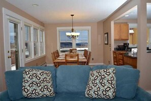 Smart TV, fireplace, stereo