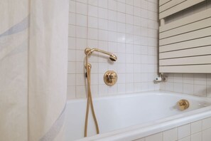 Haartrockner, Bidet, Handtücher, Toilettenpapier