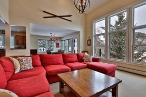 Smart TV, fireplace, stereo