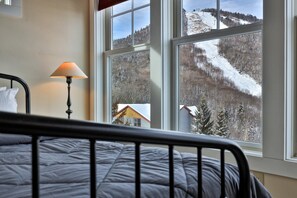 3 bedrooms, iron/ironing board, free WiFi, bed sheets - Topridge Style 3BR/4BA with Hot Tub, Ski On Ski Off, Mountain Views and Discounted Ski Rentals (Killington)
