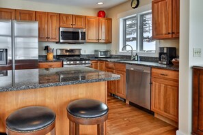 Fridge, microwave, oven, stovetop - Topridge Style 3BR/4BA with Hot Tub, Ski On Ski Off, Mountain Views and Discounted Ski Rentals (Killington)