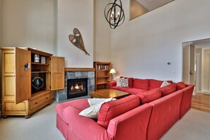 Smart TV, fireplace, stereo - Topridge Style 3BR/4BA with Hot Tub, Ski On Ski Off, Mountain Views and Discounted Ski Rentals (Killington)