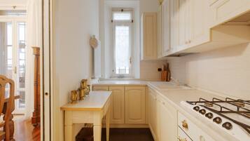 Frigorifero, forno, piano cottura, lavastoviglie