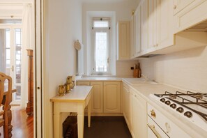 Fridge, oven, stovetop, dishwasher