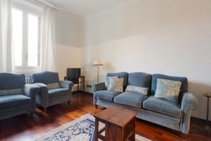 Living area - GuestHost - Corvetto M3 - Spacious Apartment on 2 levels! (Milano)
