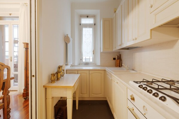 Frigorifero, forno, piano cottura, lavastoviglie