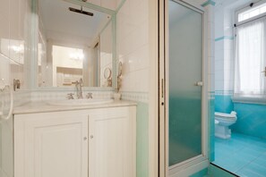Een douche, een haardroger, een bidet