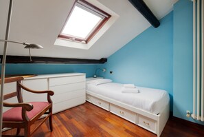 2 bedrooms, iron/ironing board, WiFi, bed sheets - GuestHost - Corvetto M3 - Spacious Apartment on 2 levels! (Milano)