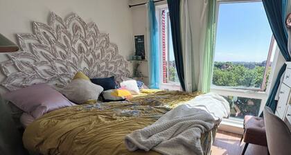 Luxury 2BR/2BA Penthouse w/ Stunning Views & Cat Companions