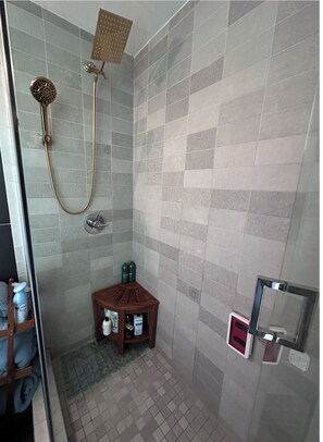 Dusj, hårføner, håndklær og såpe