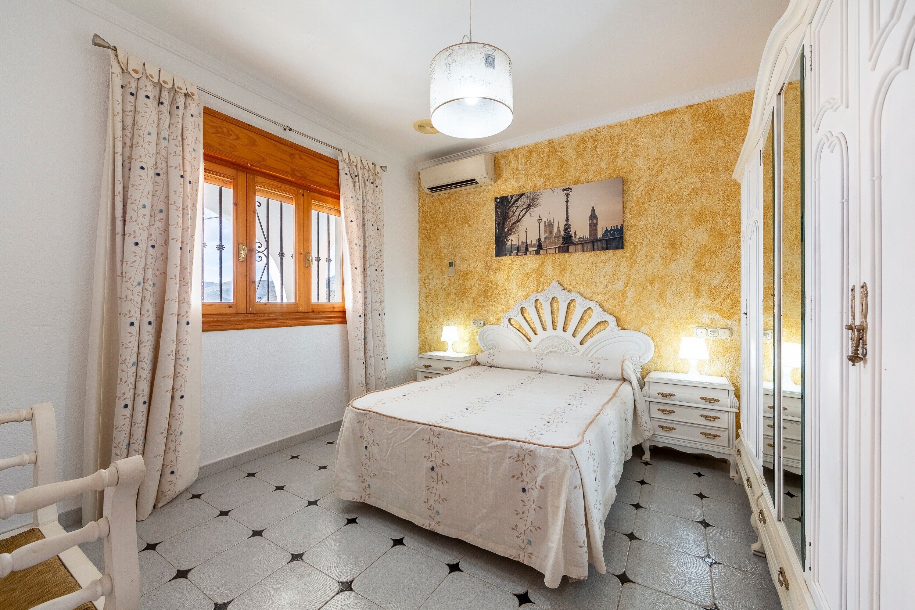 3 bedrooms, bed sheets