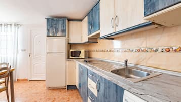 Kühlschrank, Mikrowelle, Herdplatte, Wasserkocher mit Kaffee-/Teezubehör