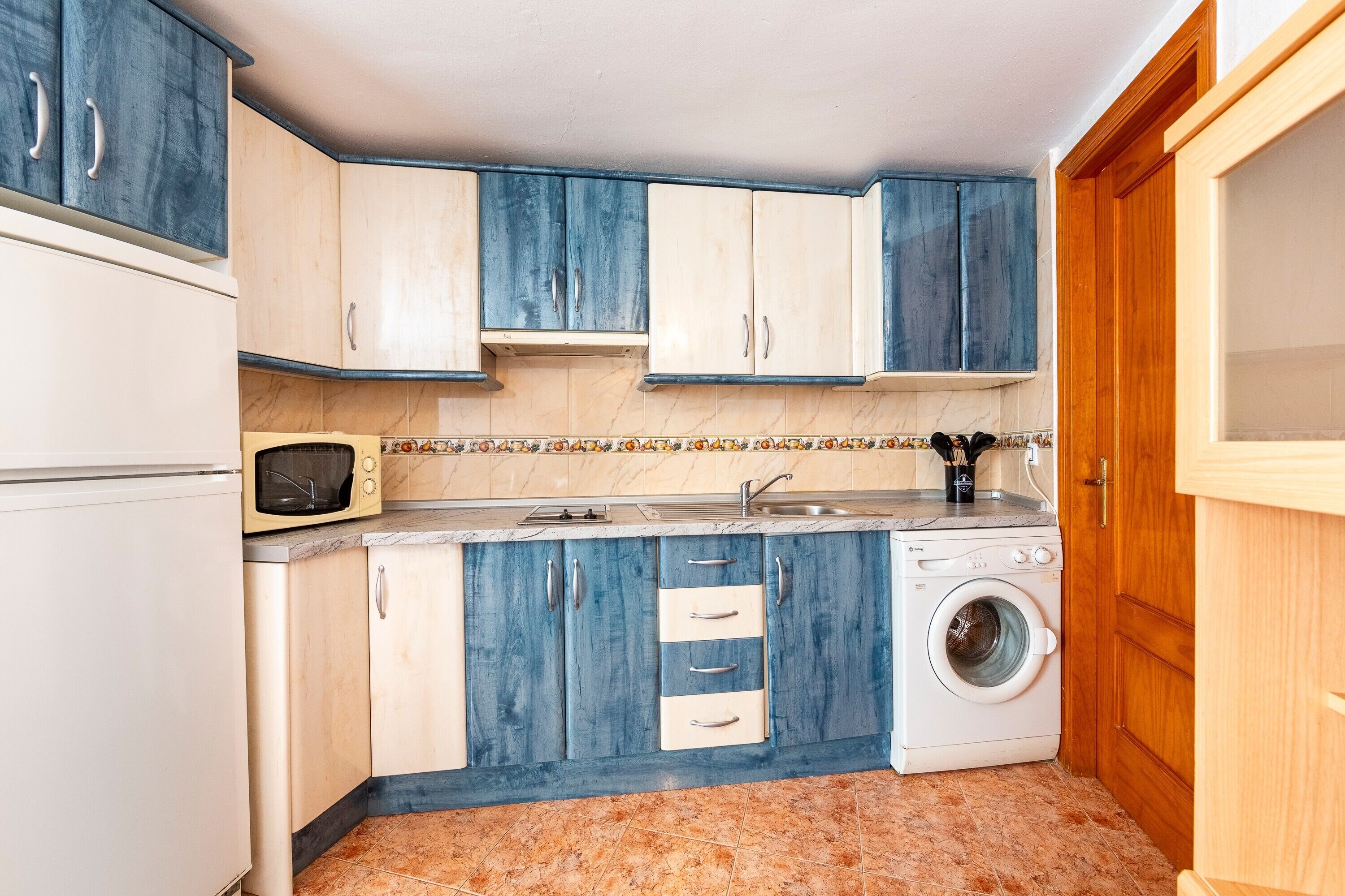 Kühlschrank, Mikrowelle, Herdplatte, Wasserkocher mit Kaffee-/Teezubehör