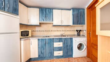 Kühlschrank, Mikrowelle, Herdplatte, Wasserkocher mit Kaffee-/Teezubehör