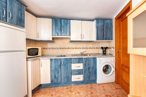 Refrigerador, microondas, placa de cocina, cafetera/tetera