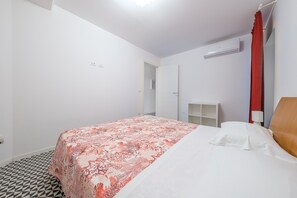 1 chambre, fer et planche à repasser, Wi-Fi gratuit, draps fournis
