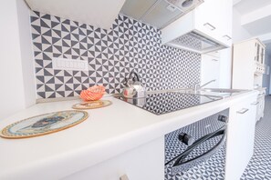 Réfrigérateur, four, plaque de cuisson, cafetière/bouilloire