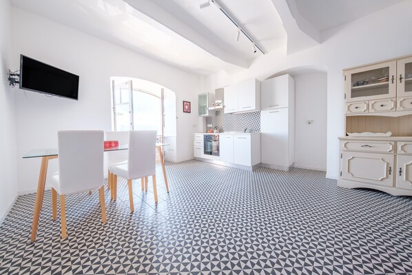 Réfrigérateur, four, plaque de cuisson, cafetière/bouilloire