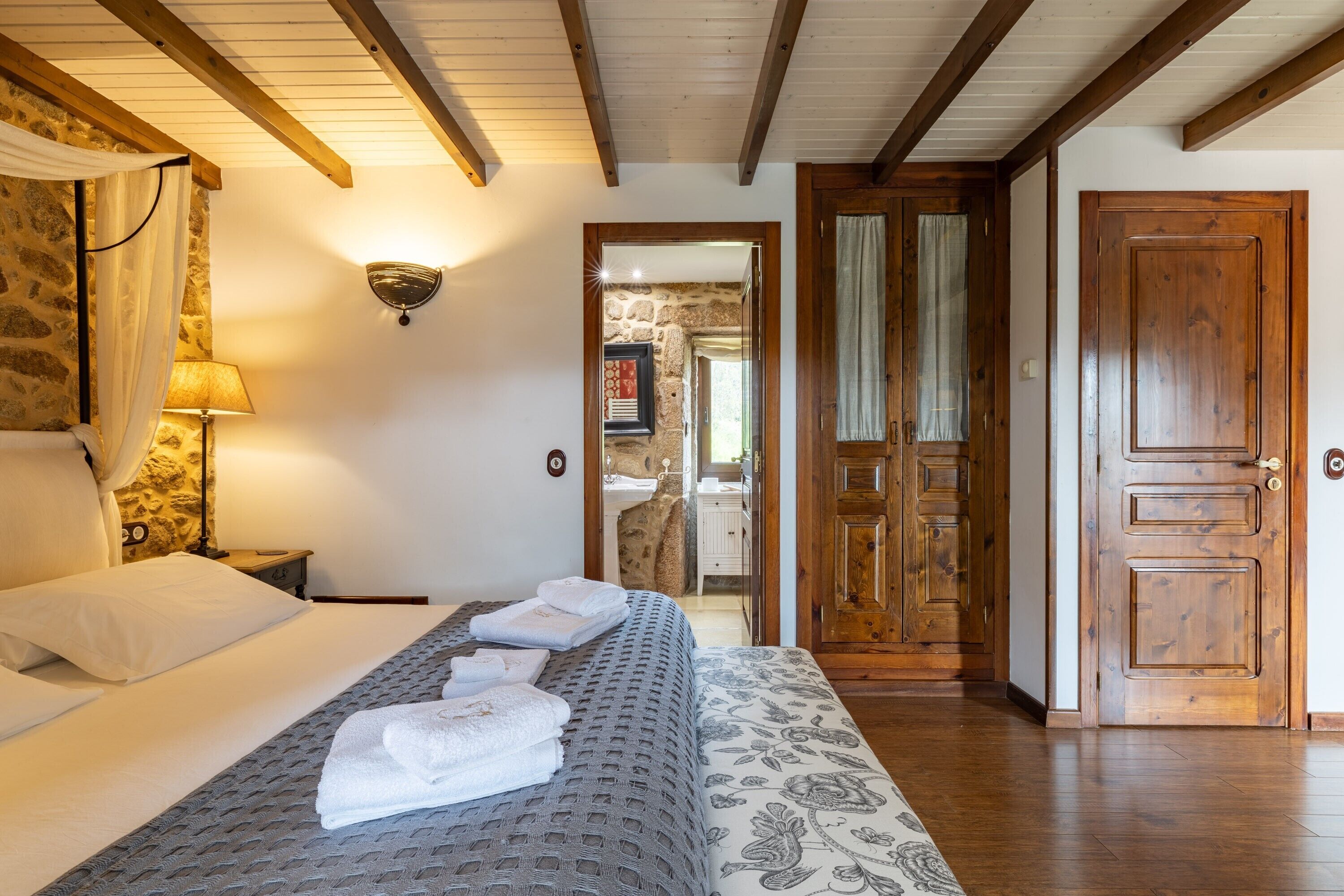 1 quarto, Wi-Fi de cortesia, roupa de cama