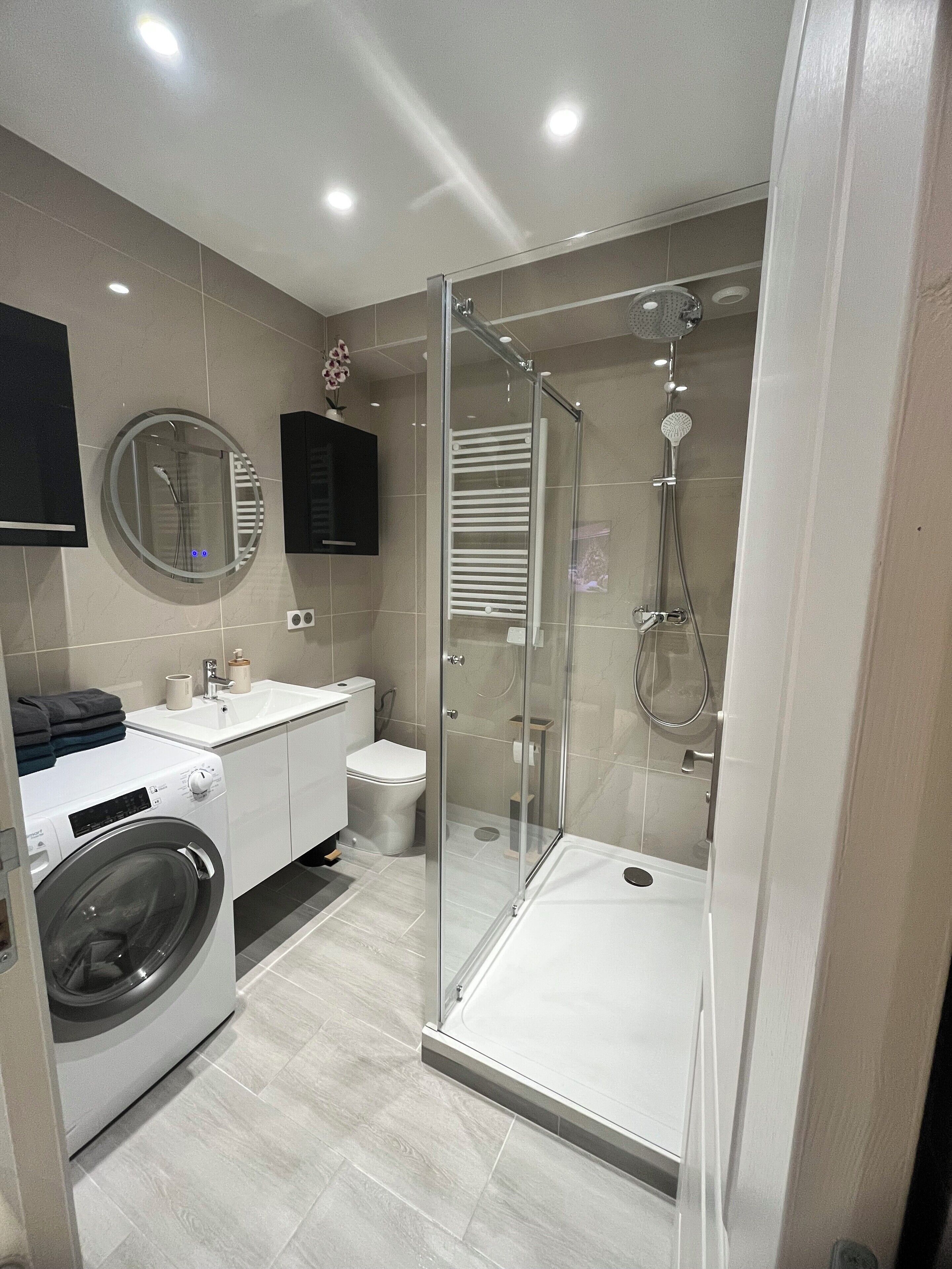 Een douche, een haardroger, handdoeken, zeep
