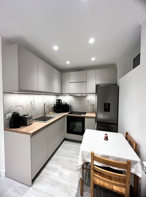 Réfrigérateur, micro-ondes, four, plaque de cuisson