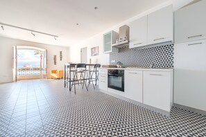 Fridge, oven, stovetop, coffee/tea maker