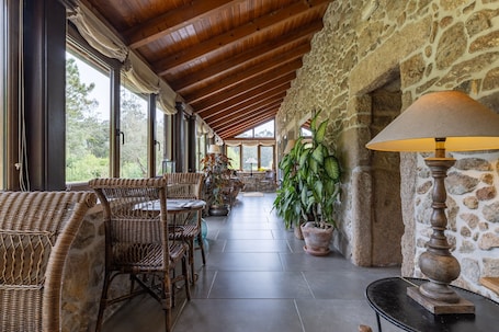 Restaurante al aire libre. Bed and Breakfast 'Alcatraz' with Private Garden and Wi-Fi