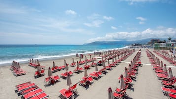 Una spiaggia nelle vicinanze