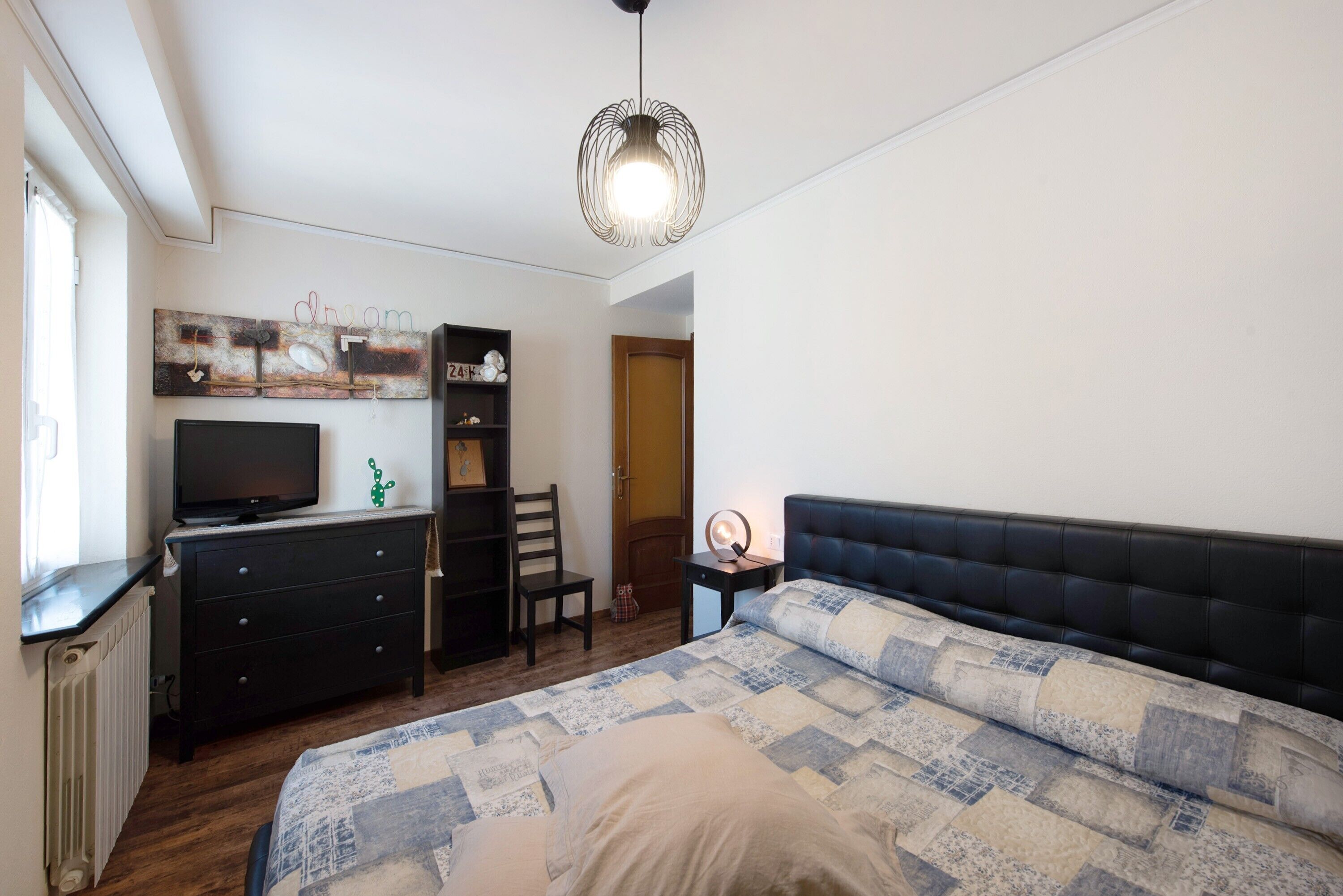 1 habitación, tabla de planchar con plancha, wifi gratis y ropa de cama 