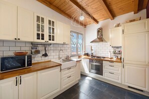 Fridge, microwave, oven, stovetop - Apartment 'Romantica E Accogliente' with Private Terrace, Balcony and Wi-Fi (Savona)