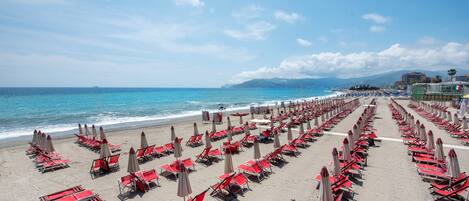 Una spiaggia nelle vicinanze