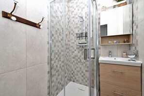 Shower, hair dryer, towels - Maison L'Arénoulat in Aspet – charm, garden & comfort in the heart of Comminges, near town & nature (Aspet)