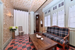 TV, fireplace - Maison L'Arénoulat in Aspet – charm, garden & comfort in the heart of Comminges, near town & nature (Aspet)