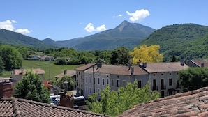 A town with buildings, a mountain, and a clear sky. - Maison L'Arénoulat in Aspet – charm, garden & comfort in the heart of Comminges, near town & nature (Aspet)