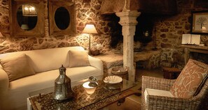 Una televisión, una chimenea