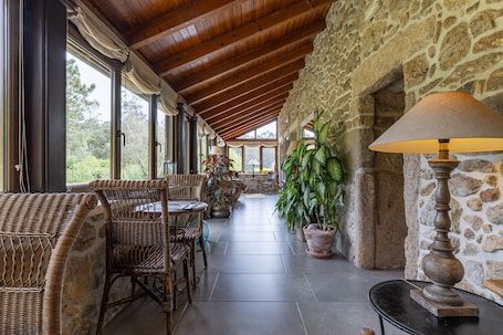 Restaurante al aire libre. Bed and Breakfast 'Gaviota' with Private Garden and Wi-Fi