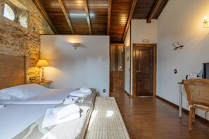 Una habitación con una cama, una lámpara, una silla y una puerta de madera.
