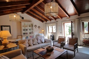 Una televisión, una chimenea