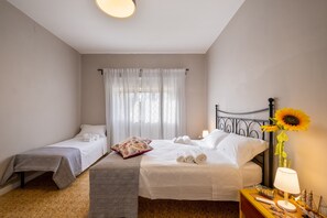 3 slaapkamers, een strijkplank/strijkijzer, gratis wifi, beddengoed